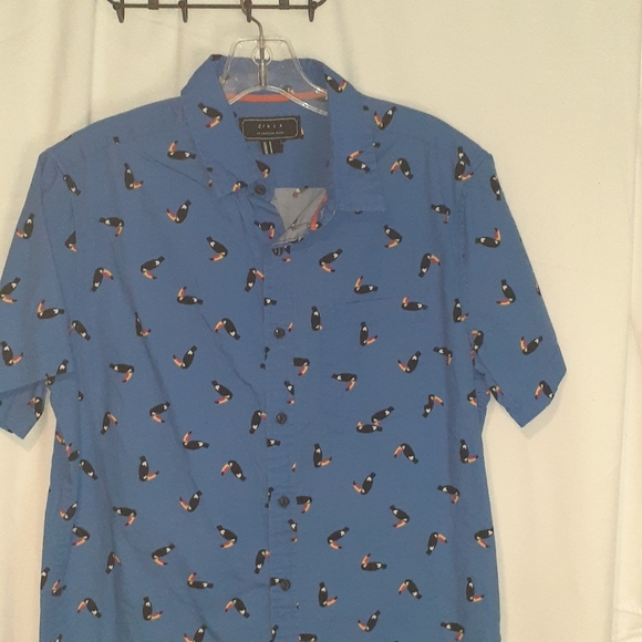 21 Men An American Brand Button Down Short Sleeve Blue Shirt Toucans Medium - Picture 1 of 6